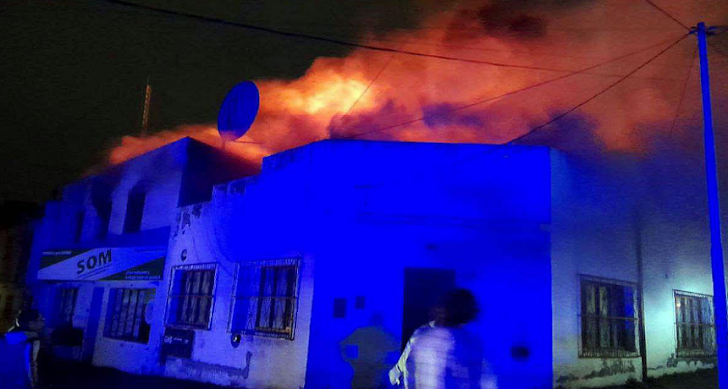 Incendio en complejo de departamentos de Ushuaia deja a un hombre en estado crítico.