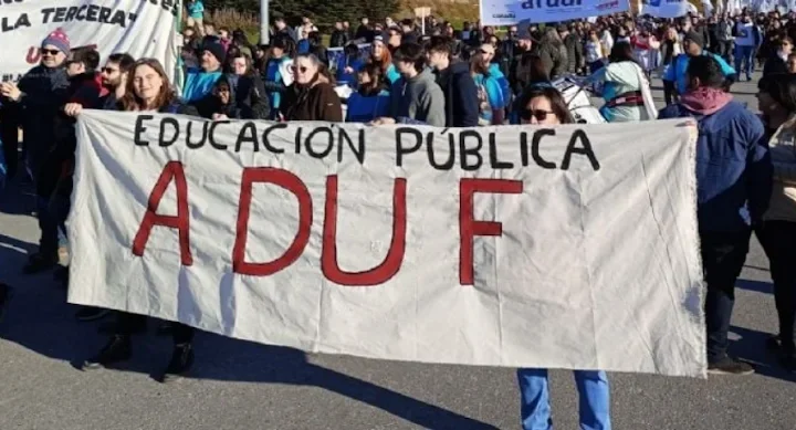 Docentes privados y universitarios de Tierra del Fuego convocan al paro nacional para hoy