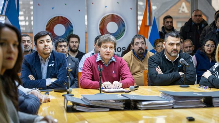 Día clave : El Gobernador encabezó la firma del amparo para revertir el aumento del gas