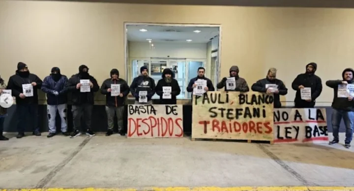 Escrache al senador Pablo Banco en el aeropuerto de Río Grande por el voto positivo para la Ley Bases