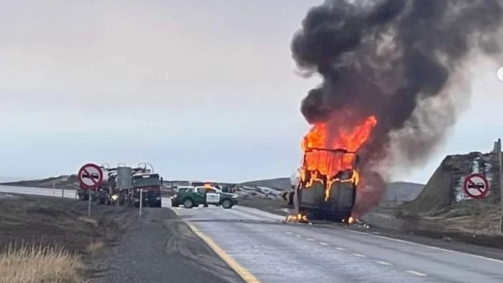 INCENDIO DE UN ACOPLADO DE LA FIRMA TREJO SOBRE LA RUTA CHILENA
