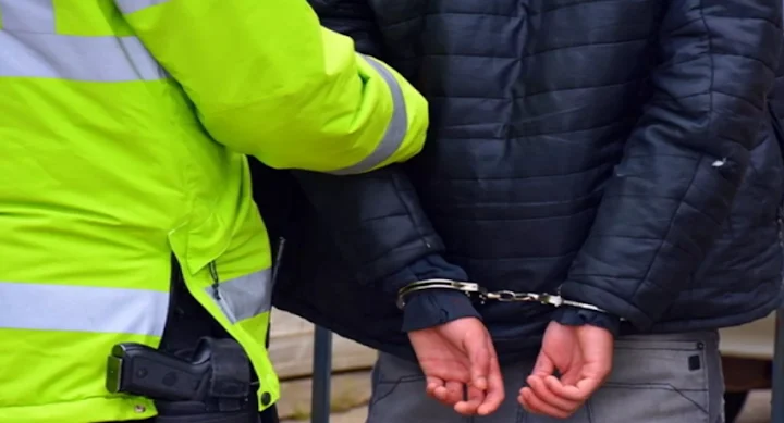Tres detenidos por agredir a un joven