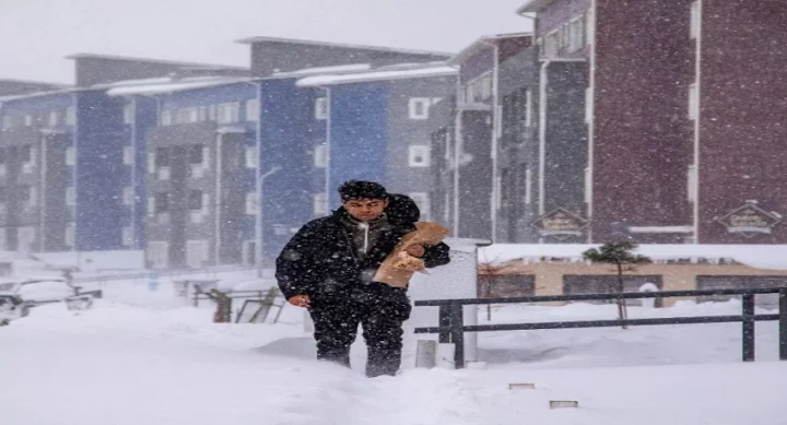 Barrio pipo: reclamo de vecinos por cortes de agua, luz y sin colectivos por las calles intransitables