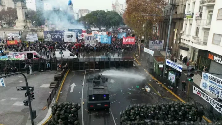 Lamentable: Reprimieron a diputadas fueguinas en las afueras del Congreso de la Nación