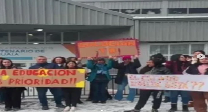 Escuela 15: hace tres semanas que no tiene clases y nadie se hace responsable de la situación.