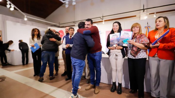 Ushuaia: Vuoto entregó 15 nuevas licencias de remis y confirmó la lucha contra UBER
