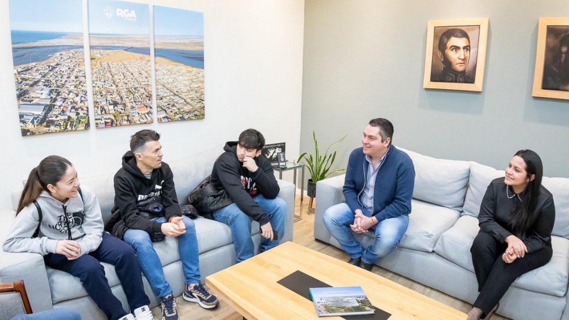 Río Grande: Perez se reunió con dos jóvenes deportistas de la ciudad