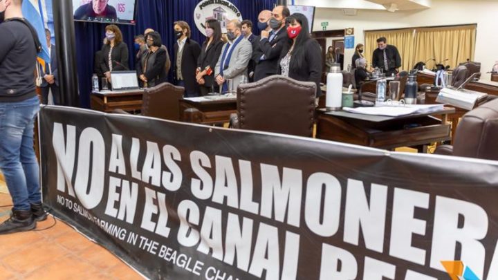 Lobby en la Legislatura: Firme postura de Sciurano en contra de las salmoneras que quiere Cherñajovsky