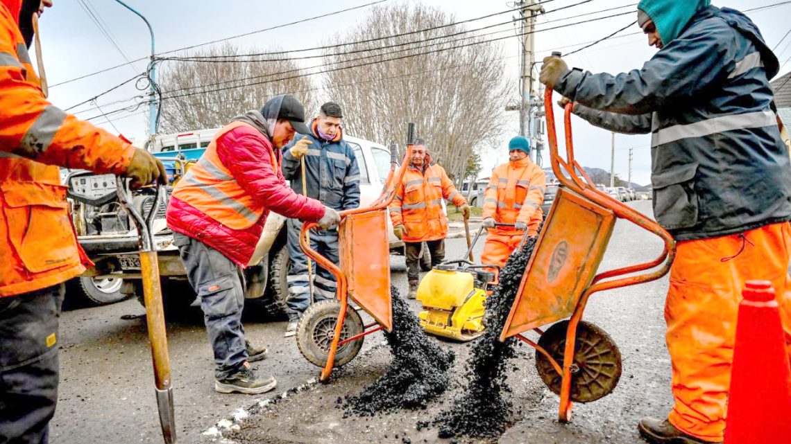 El Municipio de Ushuaia continúa con trabajos paliativos de bacheo en la ciudad