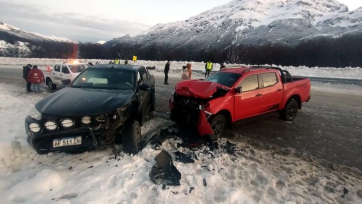 Camino al Garibaldi: Impactante choque frontal entre dos camionetas en ruta 3