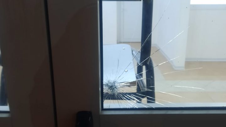 Vandalismo y agresión: Menores de edad amenazaron con un cuchillo a efectivos policiales