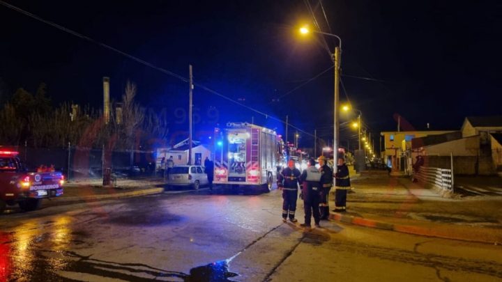 Pérdidas totales: 3 menores solos, y una vivienda en llamas: El inicio de la mañana de este martes