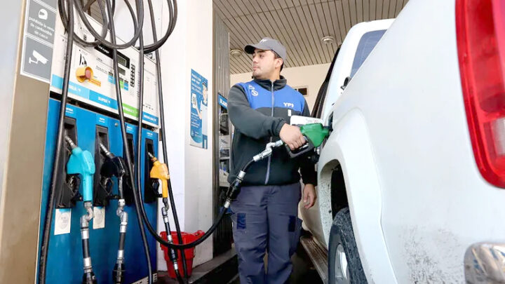 YPF analiza bajar el precio del combustible en octubre