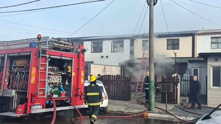 Río Grande: Incendio en una vivienda en barrio CGT: una mujer hospitalizada