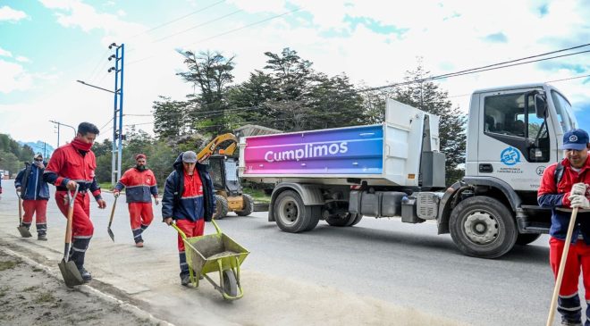 El Municipio de Ushuaia limpia espacios públicos de barro y tierra