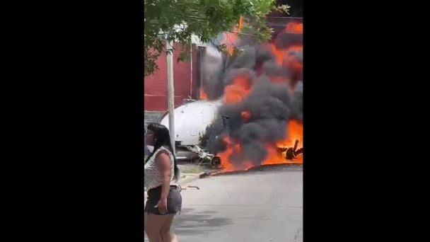 Un avión siguió de largo en Buenos Aires y se estrelló contra viviendas: no hay sobrevivientes