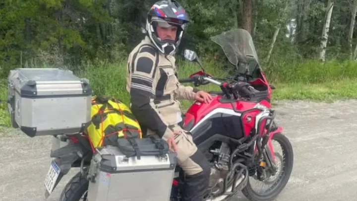 Dos argentinos viajaban en motos desde Alaska con destino a Ushuaia, pero se las robaron antes de llegar