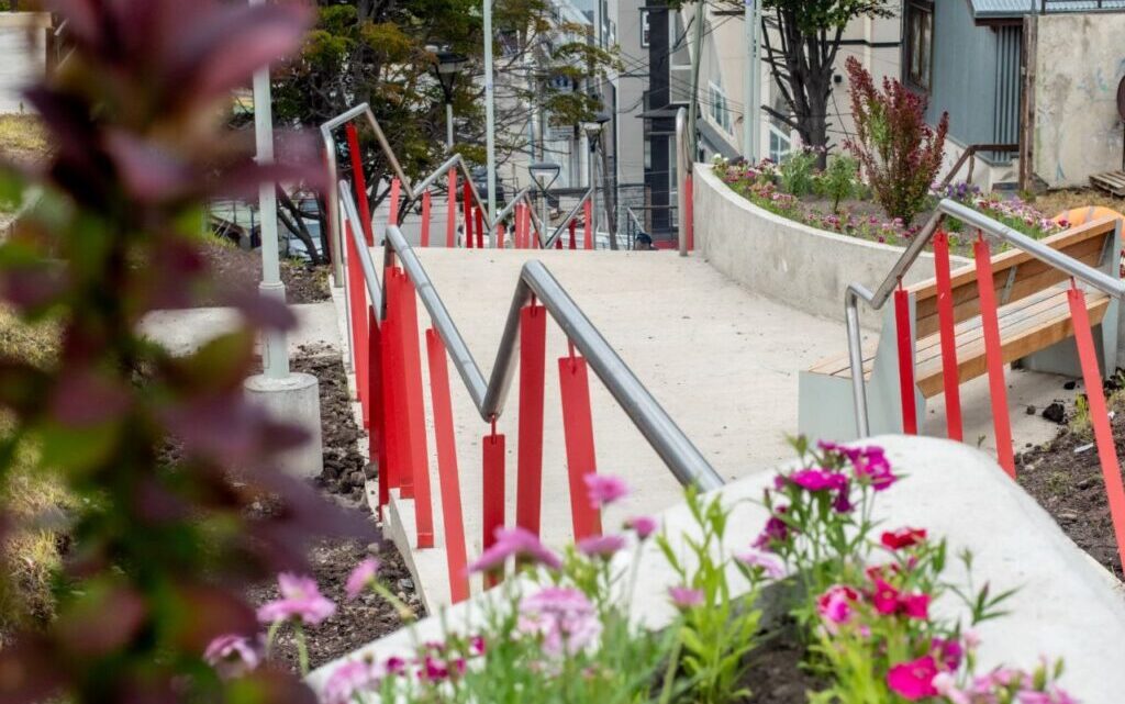 Avanzan los trabajos en las escaleras de la calle Belgrano en Ushuaia.