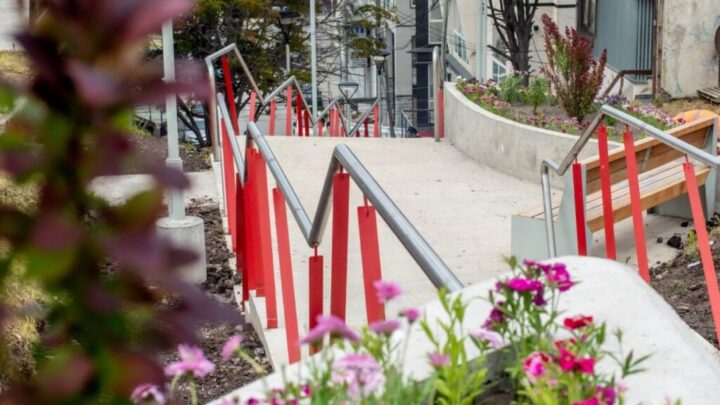 Avanzan los trabajos en las escaleras de la calle Belgrano en Ushuaia.