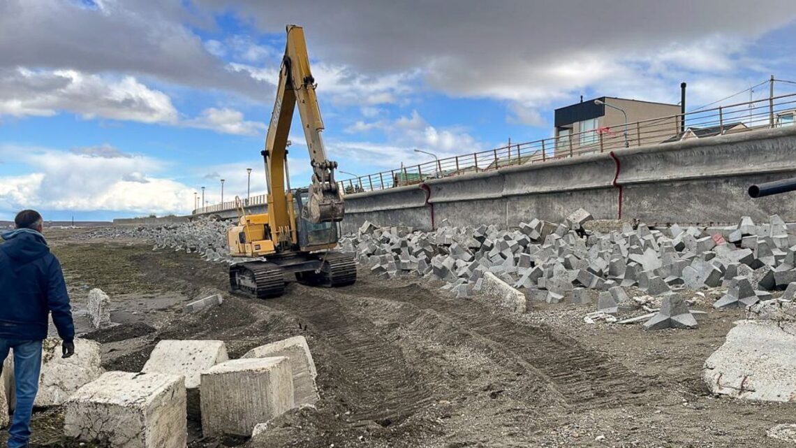 Rio Grande: El Municipio realiza trabajos de saneamiento en el sector afectado de la antigua defensa costera.