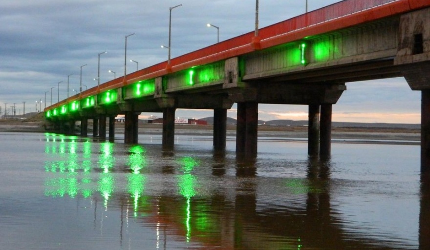 Rio Grande: Un policía se arrojó a las aguas del río Grande y salvó a una mujer.