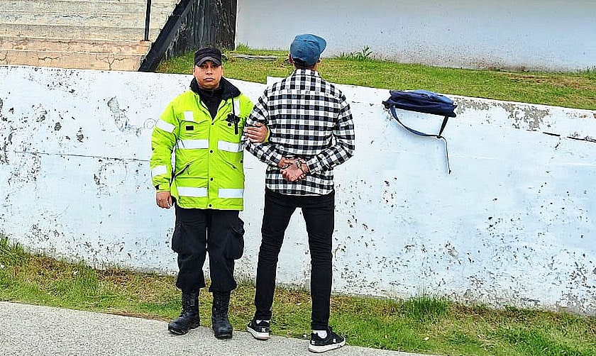 Ushuaia: La policía aprehendió a un sujeto con dos celulares sustraídos de un local comercial