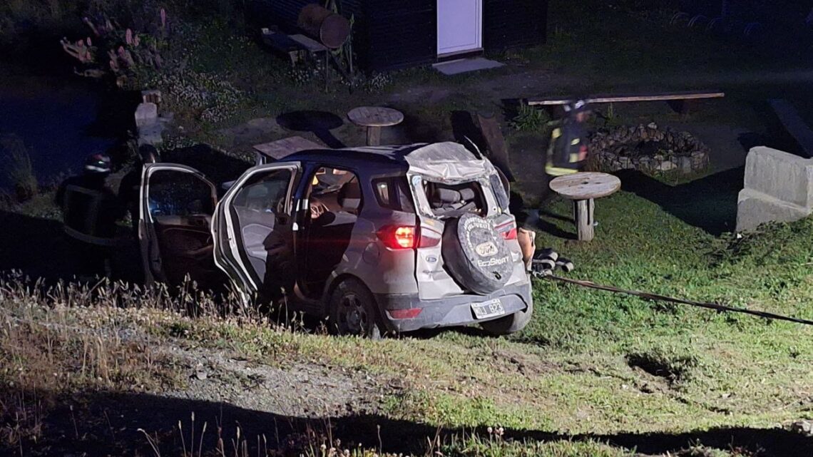 Tres personas hospitalizadas tras despiste en Playa Larga.