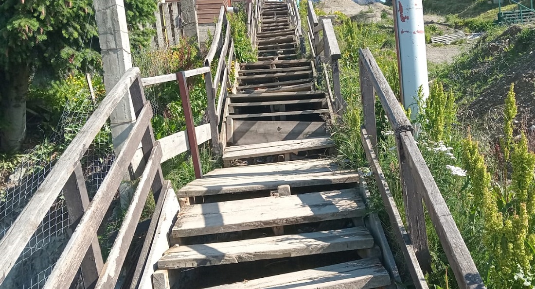 Otro reclamo en Ushuaia, por escaleras en mal estado.