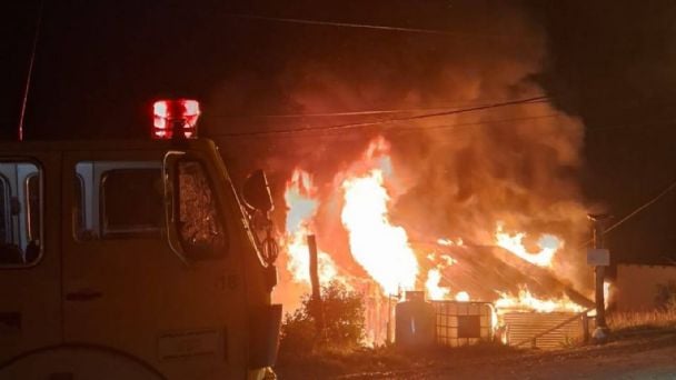 Incendio generalizado consumió una vivienda de Ushuaia.