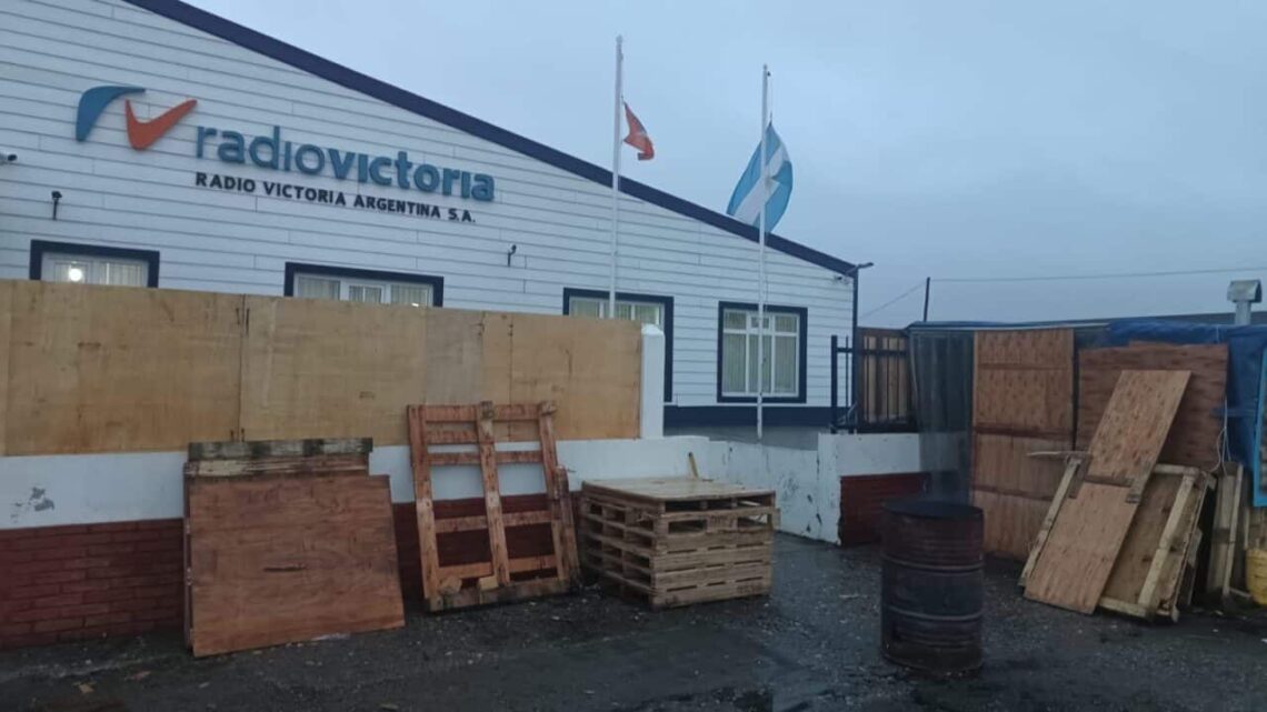 Trabajadores de Radio Victoria frenan la producción de manera aleatoria en reclamo de mejoras laborales Trabajadores de Radio Victoria frenan la producción de manera aleatoria en reclamo de mejoras laborales