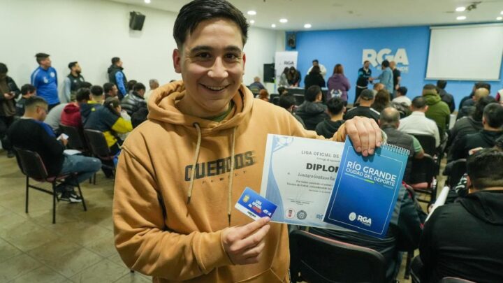 EL MUNICIPIO JUNTO A LA LIGA OFICIAL DE FÚTBOL HIZO ENTREGA DE DIPLOMAS Y LICENCIAS A LAS Y LOS ESTUDIANTES DE LA CARRERA DE TÉCNICO DE FUTSAL