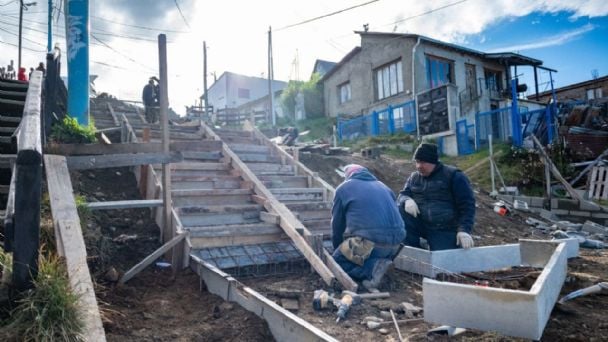 El Municipio construye una nueva escalera en Karukinka Norte El Municipio construye una nueva escalera en Karukinka Norte