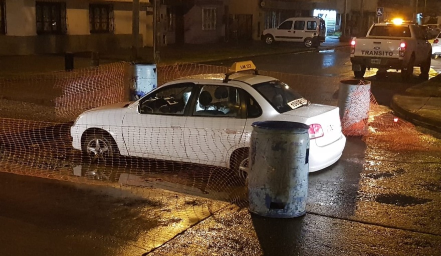 Taxi terminó atrapado en un pozo realizado para la reparación del asfalto Taxi terminó atrapado en un pozo realizado para la reparación del asfalto