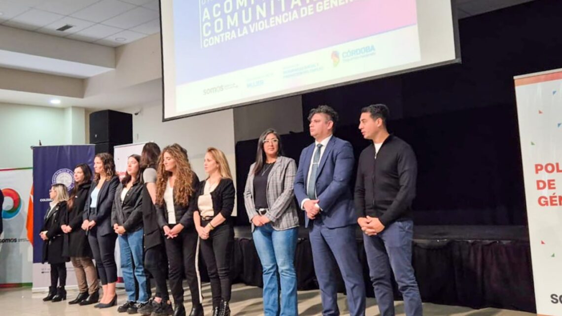 MÁS DE 180 PERSONAS RECIBIERON SU DIPLOMA UNIVERSITARIO DE “ACOMPAÑANTES COMUNITARIOS CONTRA LA VIOLENCIA DE GÉNERO” MÁS DE 180 PERSONAS RECIBIERON SU DIPLOMA UNIVERSITARIO DE “ACOMPAÑANTES COMUNITARIOS CONTRA LA VIOLENCIA DE GÉNERO”