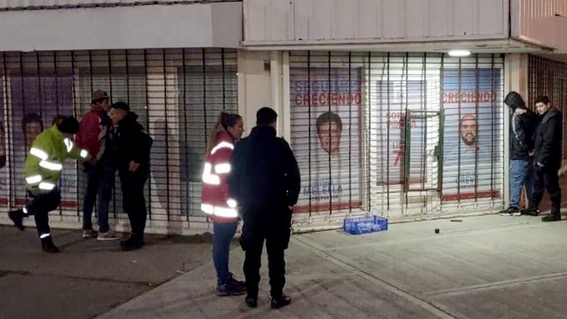 La policía detuvo a dos sujetos que habían sustraído un celular en un comercio La policía detuvo a dos sujetos que habían sustraído un celular en un comercio