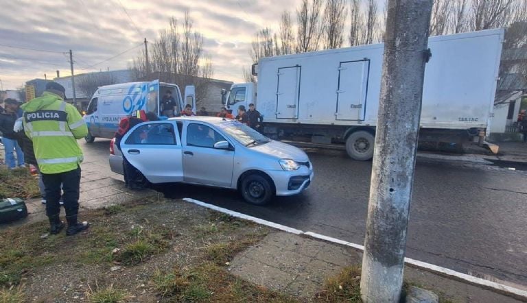 Chocaron un auto y un remís en Río Grande, trasladaron a futura mamá al hospital Chocaron un auto y un remís en Río Grande, trasladaron a futura mamá al hospital