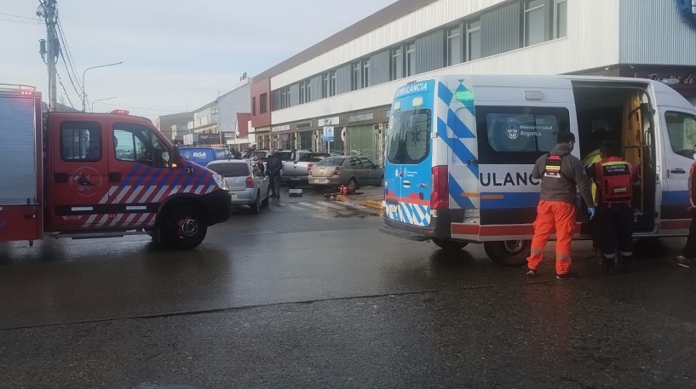 Un automóvil embistió a una mujer y su hijo, quienes cruzaban una calle Un automóvil embistió a una mujer y su hijo, quienes cruzaban una calle