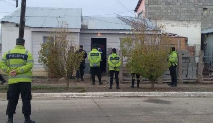 Allanamiento, por la agresión a tres policías