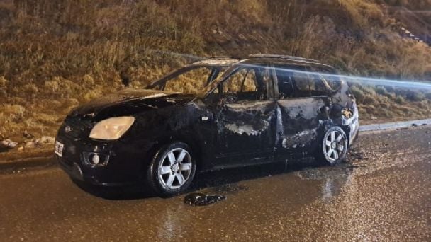 Un auto se prendió fuego en la zona de las 245 Viviendas de Ushuaia.