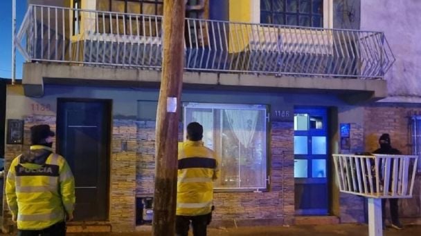 Allanaron dos inmuebles en Río Grande por robo: una mujer arrestada por resistencia Allanaron dos inmuebles en Río Grande por robo: una mujer arrestada por resistencia