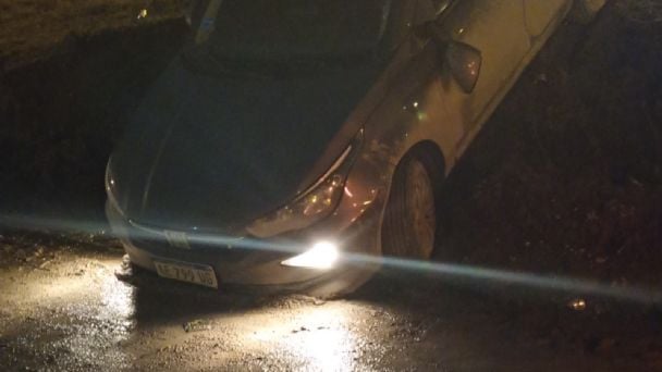 Rio Grande: Tenía tobillera por violencia, se robó un auto, desbarrancó y lo arrestó la policía Rio Grande: Tenía tobillera por violencia, se robó un auto, desbarrancó y lo arrestó la policía