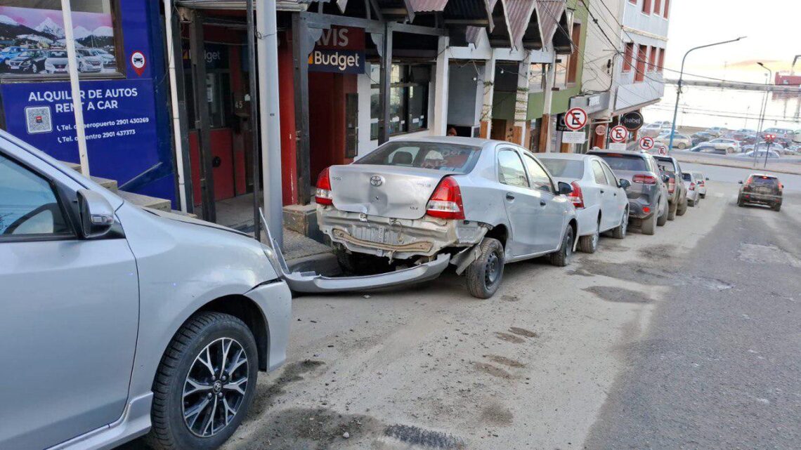 Un auto fue chocado por una camioneta y provocó daños a otros vehículos Un auto fue chocado por una camioneta y provocó daños a otros vehículos