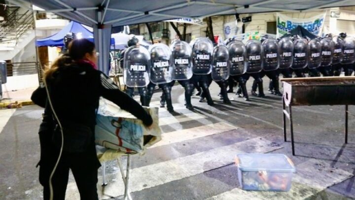 “Villa”: Desalojaron sorpresivamente el acampe frente al departamento de Cristina Fernandez