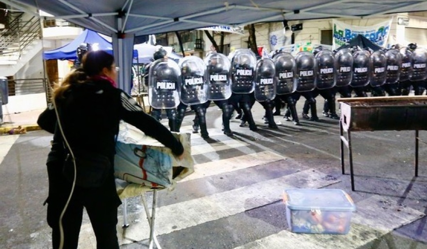 “Villa”: Desalojaron sorpresivamente el acampe frente al departamento de Cristina Fernandez “Villa”: Desalojaron sorpresivamente el acampe frente al departamento de Cristina Fernandez