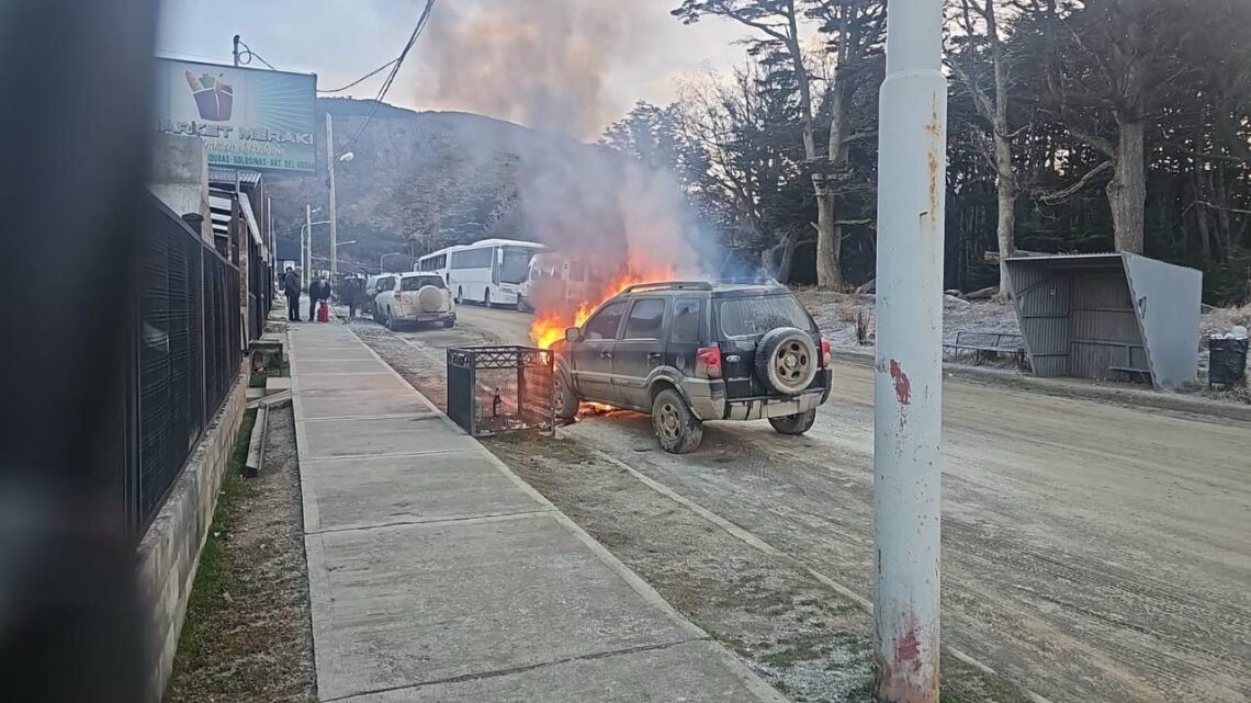 USHUAIA: Una camioneta se incendió por completo. USHUAIA: Una camioneta se incendió por completo.