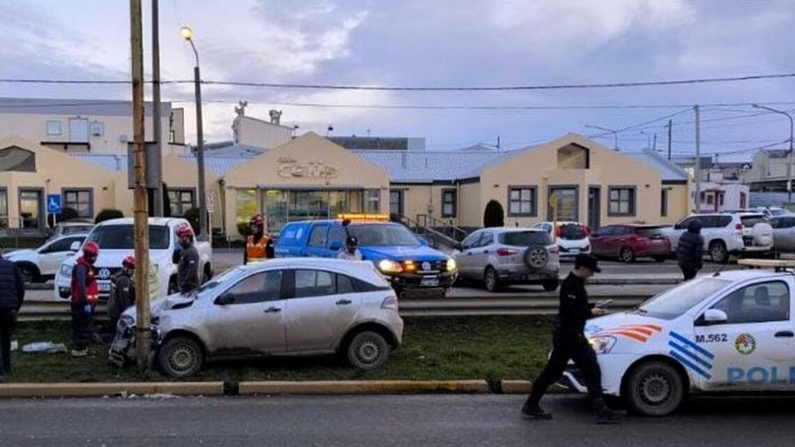 Rio Grande: Un vehículo chocó contra un poste de luz