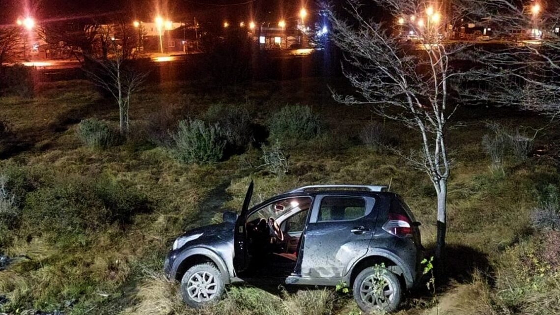 USHUAIA: Vehículo despistó y desbarrancó USHUAIA: Vehículo despistó y desbarrancó