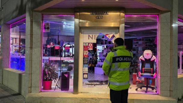 Arrestaron a dos personas en Río Grande tras romper la puerta de un negocio y robar electrónicos Arrestaron a dos personas en Río Grande tras romper la puerta de un negocio y robar electrónicos