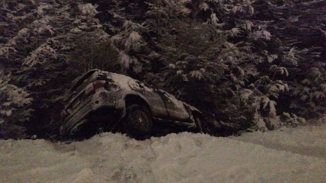 USHUAIA: Un auto despistó y volcó USHUAIA: Un auto despistó y volcó