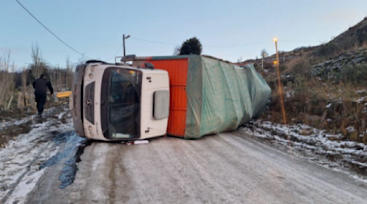 Un camión volcó en Ushuaia por el hielo en la calzada Un camión volcó en Ushuaia por el hielo en la calzada